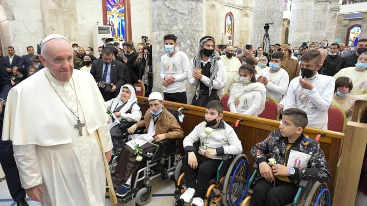 El Papa en la iglesia de Qaraqosh, con los fieles y enfermos