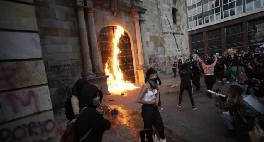 Feministas violentas intentan quemar la iglesia de San Francisco en Bogotá el 8 de marzo de 2021 - foto difundida por el Twitter gubernamental