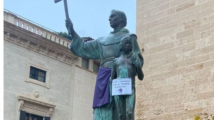 Simbología feminista en la estatua de San Junípero Serra en Palma de Mallorca