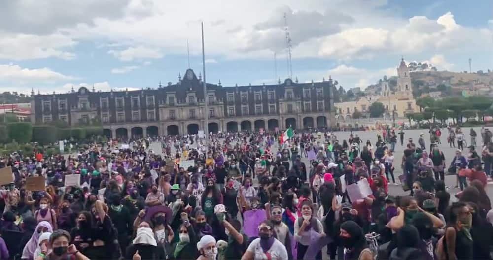 Feministas agresivas ante la catedral de Toluca, México, el 8 de marzo de 2021