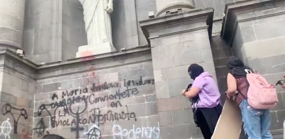 Feministas agresivas ante la catedral de Toluca, México, el 8 de marzo de 2021