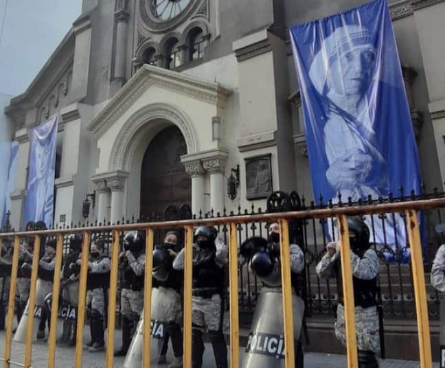 Mujeres policía protegen la Iglesia del Cordón de Montevideo de la violencia de las feministas abortistas el 8 de marzo de 2021