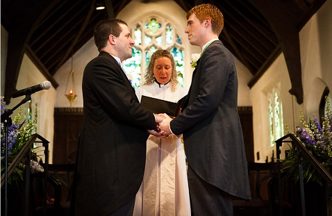 Ceremonia de unión del mismo sexo en una iglesia protestante liberal con pastora
