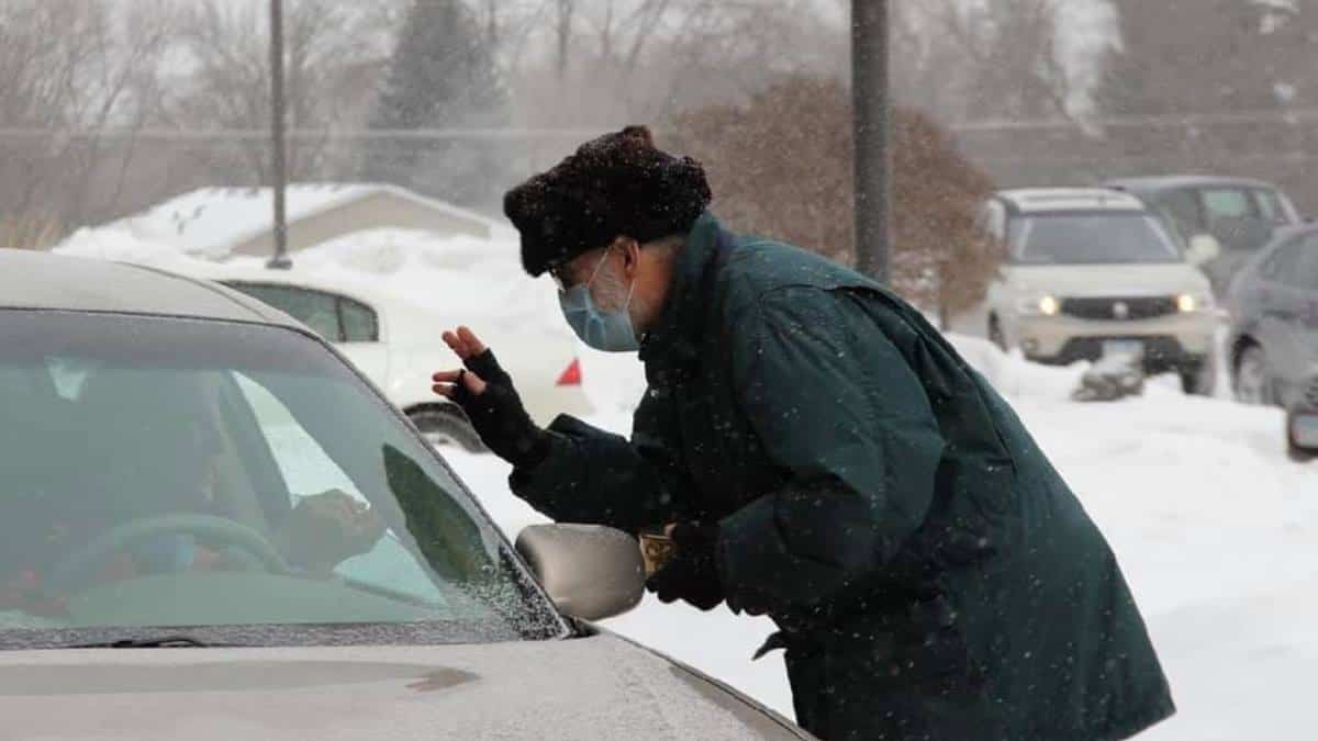 Jim Perkl imparte la bendición a un conductor en una carretera helada