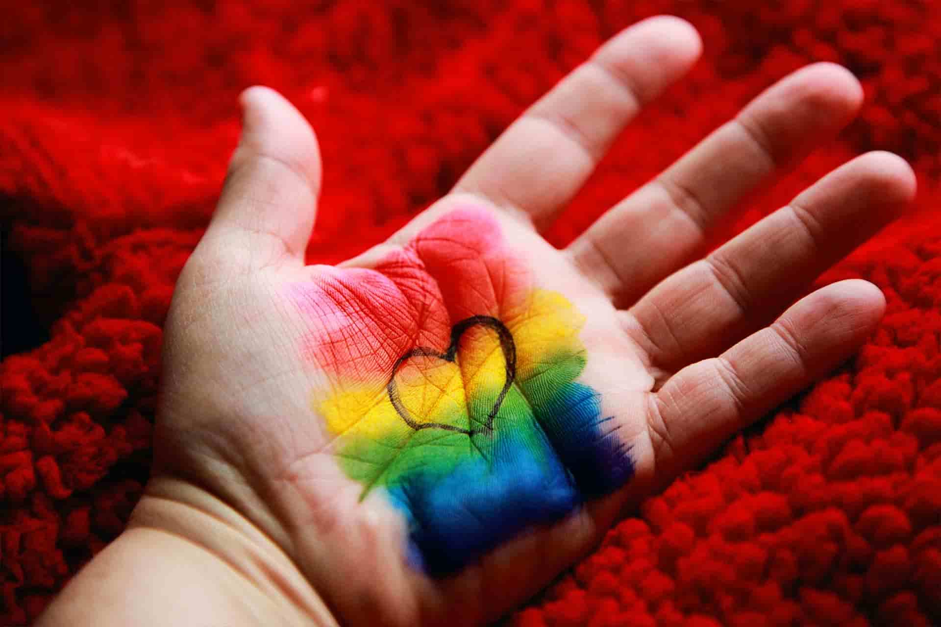 Una mano con colores de arcoíris