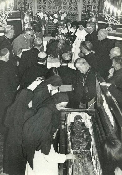 Apertura de la tumba de Gabriel García Moreno.