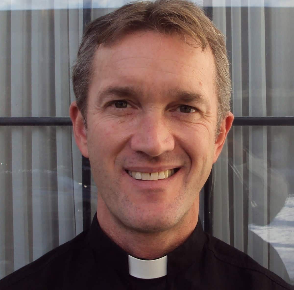 El sacerdote Tim McCauley se convirtió al catolicismo y ahora es sacerdote en Ottawa

