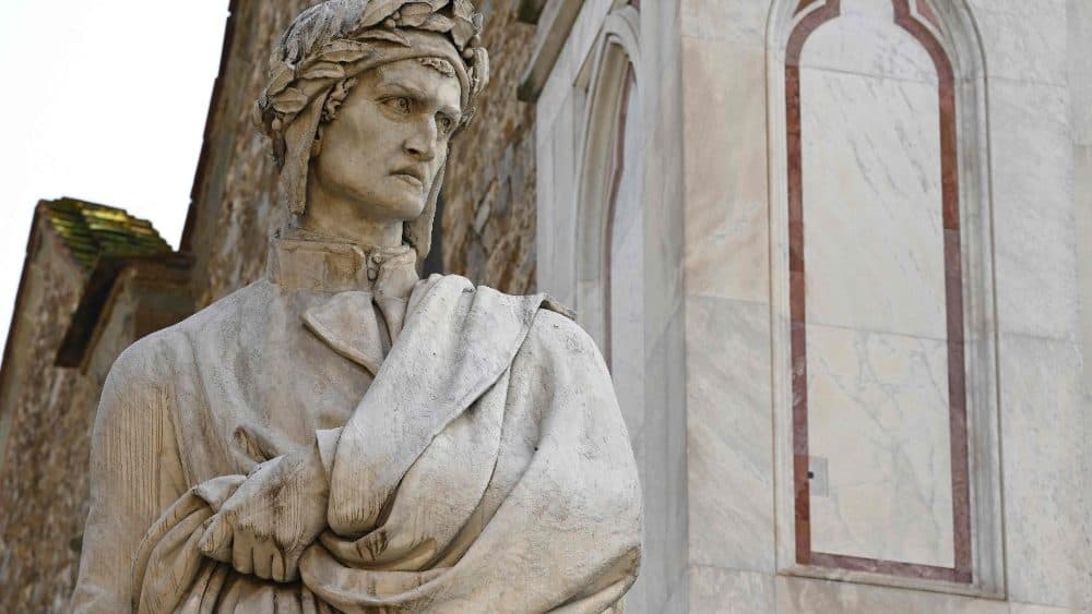 Escultura clásica del gran poeta cristiano Dante