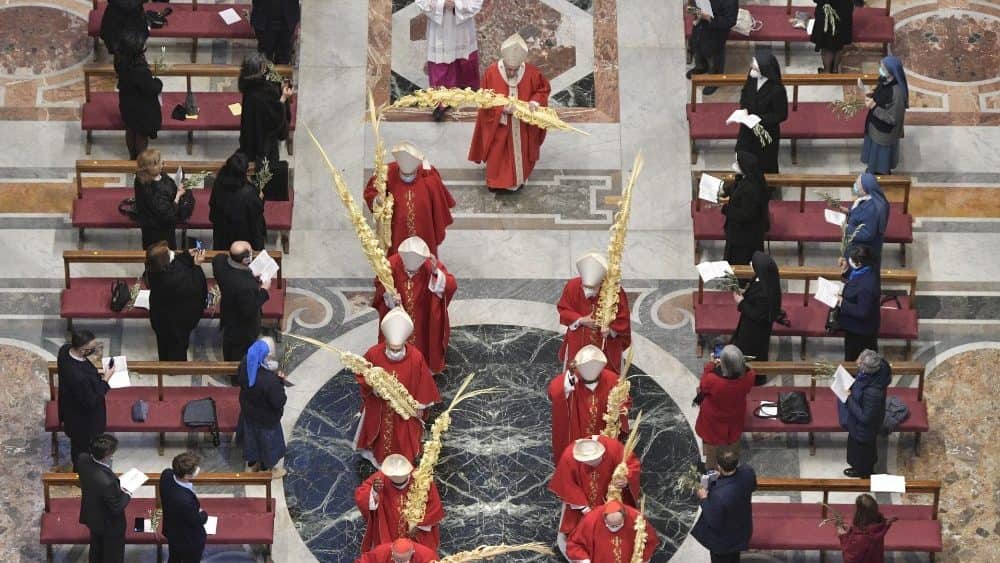 La procesión con ramos de los obispos y el Papa en la Misa de Ramos de 2021 en San Pedro