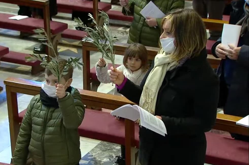 Feligreses con ramos y mascarillas en la misa de Ramos del Papa en el Vaticano