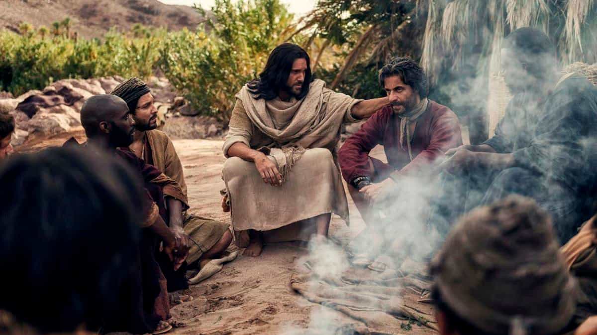 Jesús (Juan Pablo di Pace) conversa con los discípulos