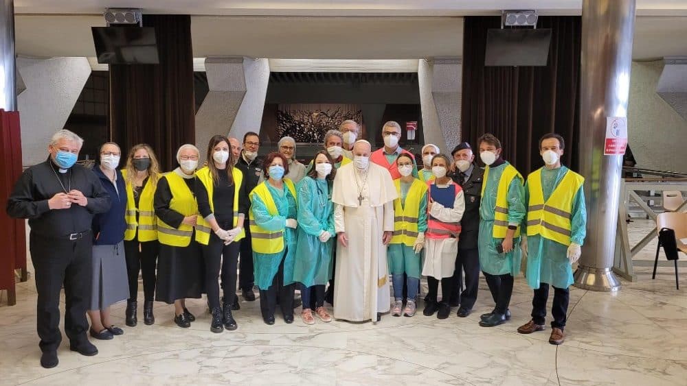 En Papa con los técnicos y voluntarios que vacunan personas sin hogar con la Limosnería Apostólica