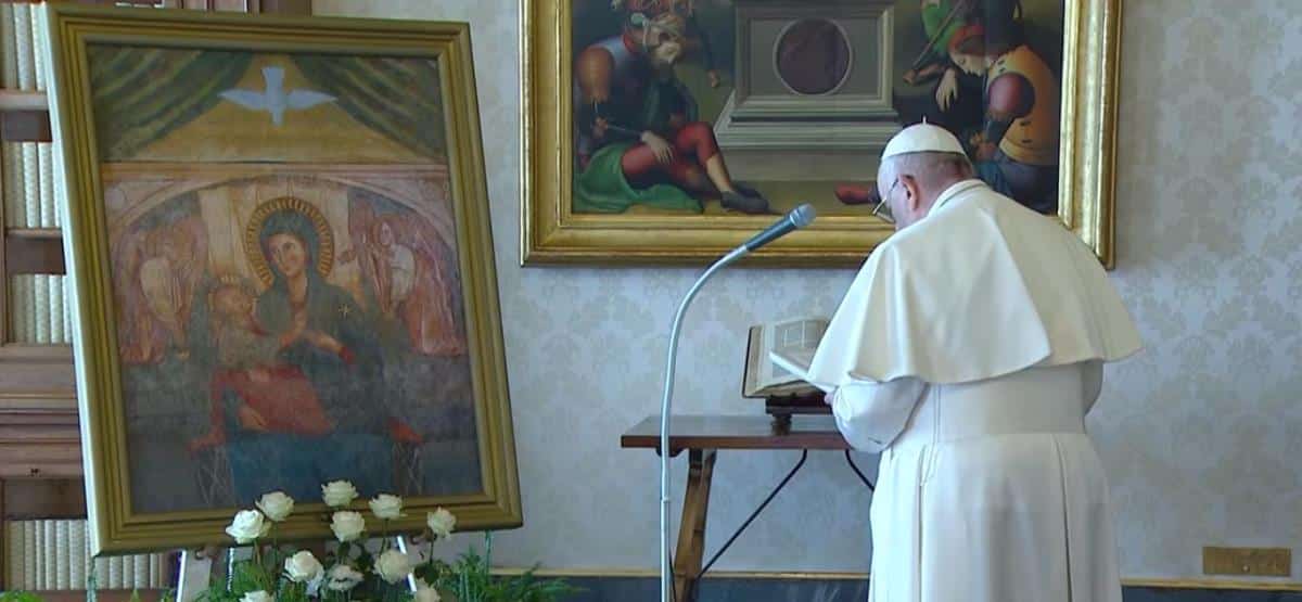 El Papa Francisco reza ante una imagen de la Virgen por el fin de la pandemia. 