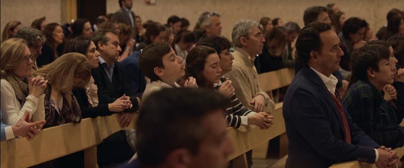 Una escena de oración en la película documental Vivo