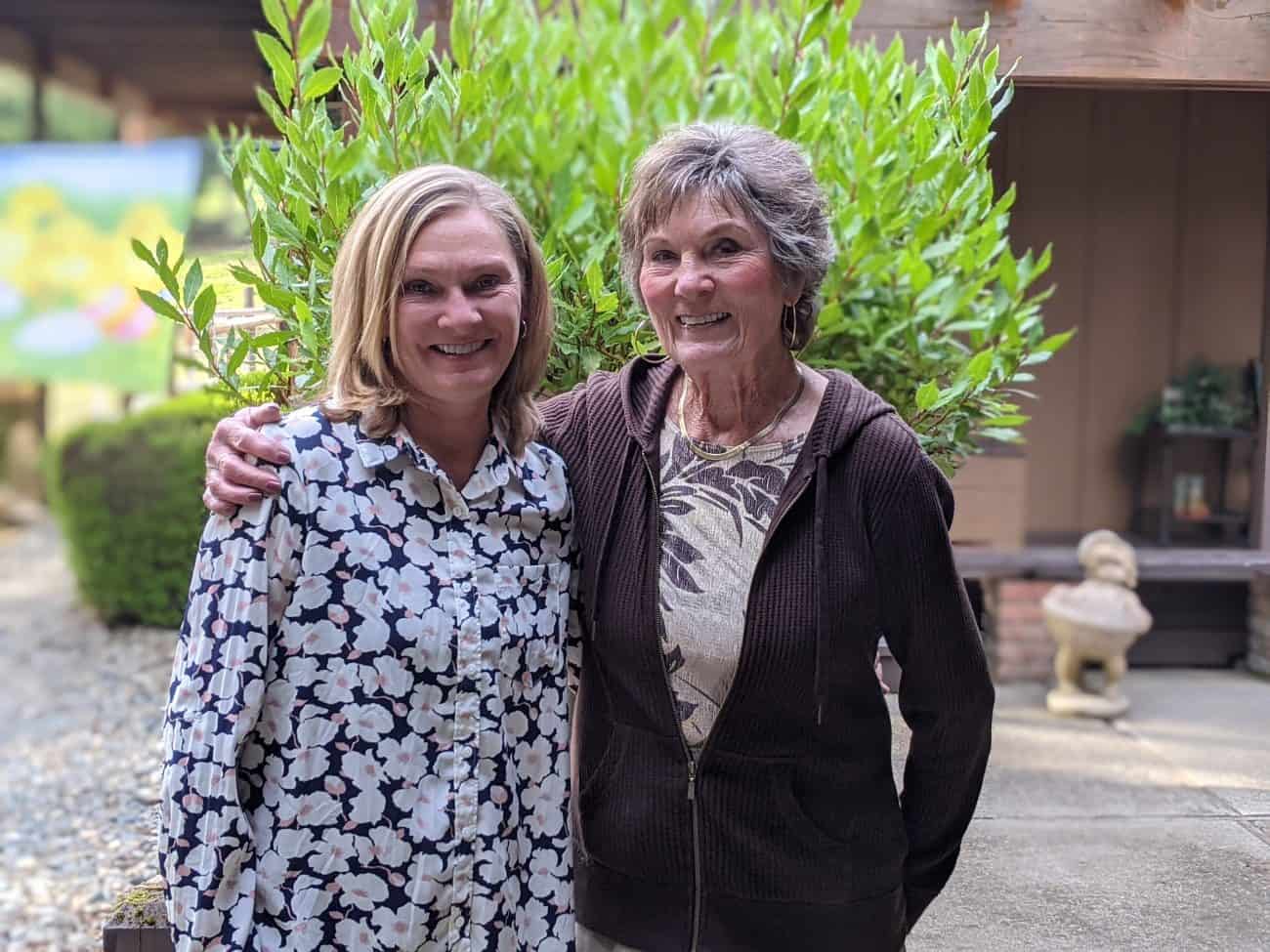 Judy Crowe, madre del P. Brent, y su hija Kellie, católicas desde Pascua 2021