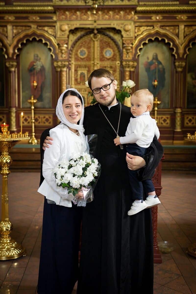 El padre Giorgy con su esposa y su hijo: la Iglesia ortodoxa ordena a hombres casados (pero no casa a clérigos ordenados)