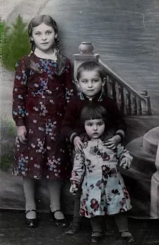 Eva Edl, con sus hermanos mayores
