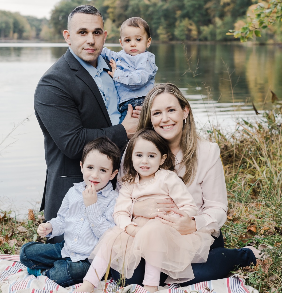 Antonio Salas y Claire Telford posan con sus hijos tras la conversión de toda la familia. 