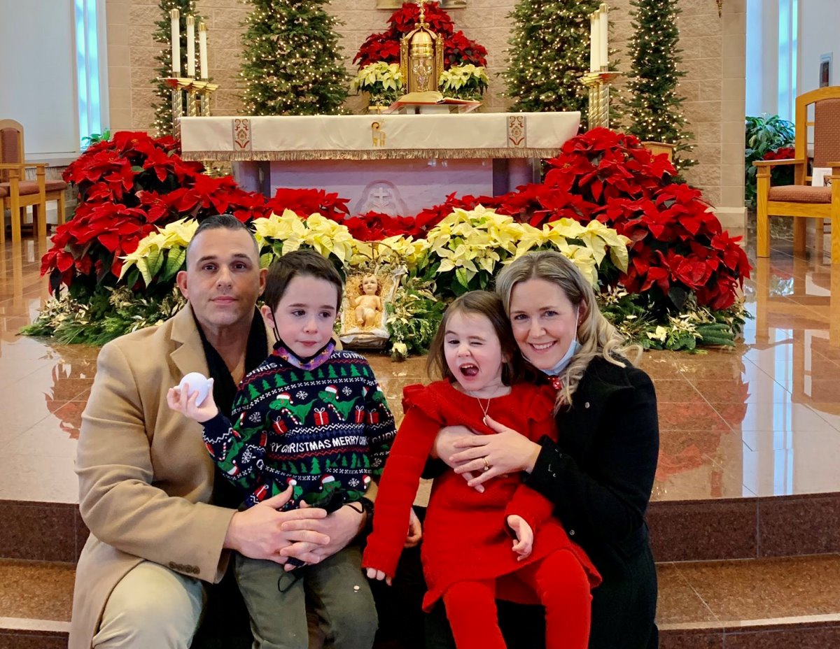 Antonio Salas y Claire Telford, en una iglesia junto con sus hijos mayores Roman y Shannon.