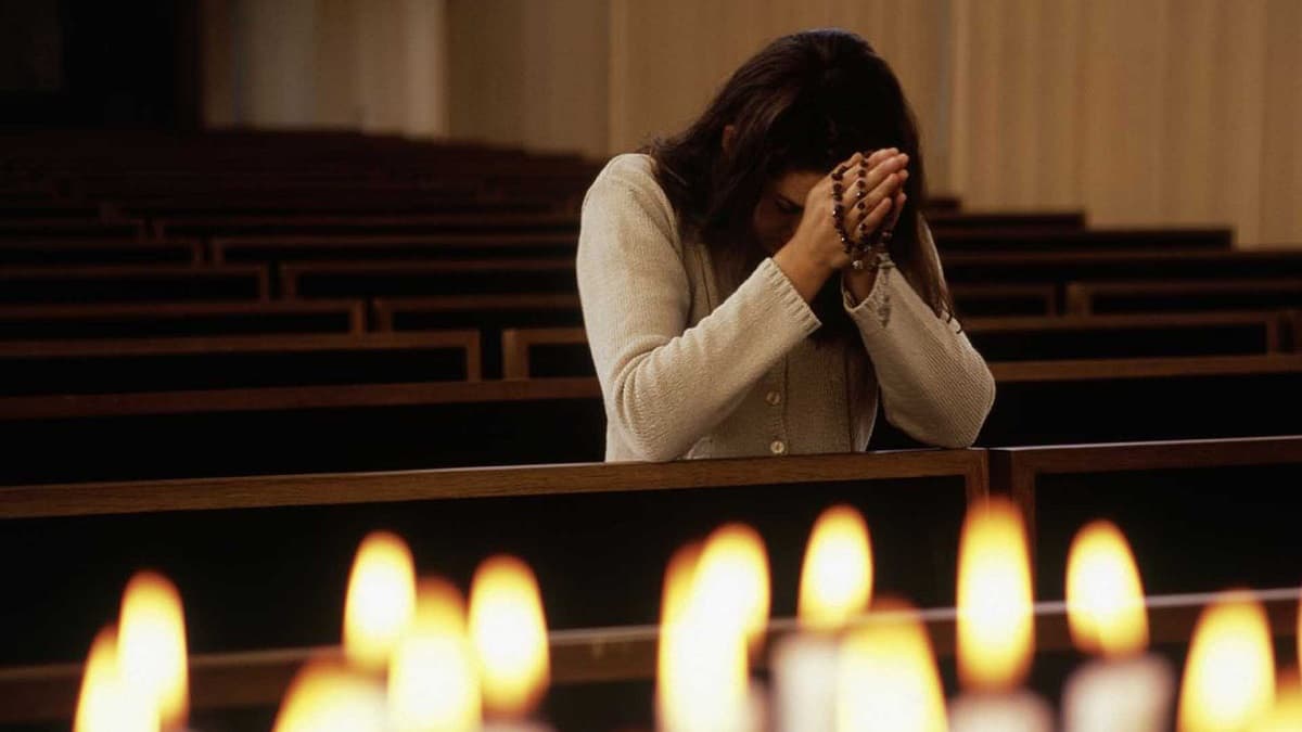 Mujer rezando en la iglesia