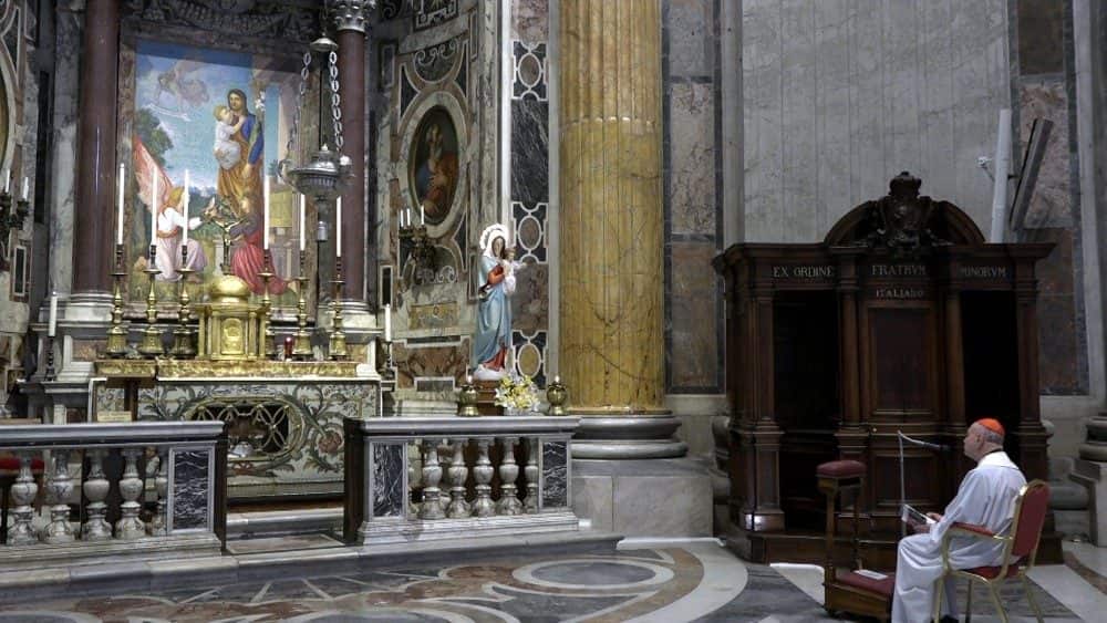 Rosario con el cardenal Ángelo Comastri en San Pedro del Vaticano contra la pandemia