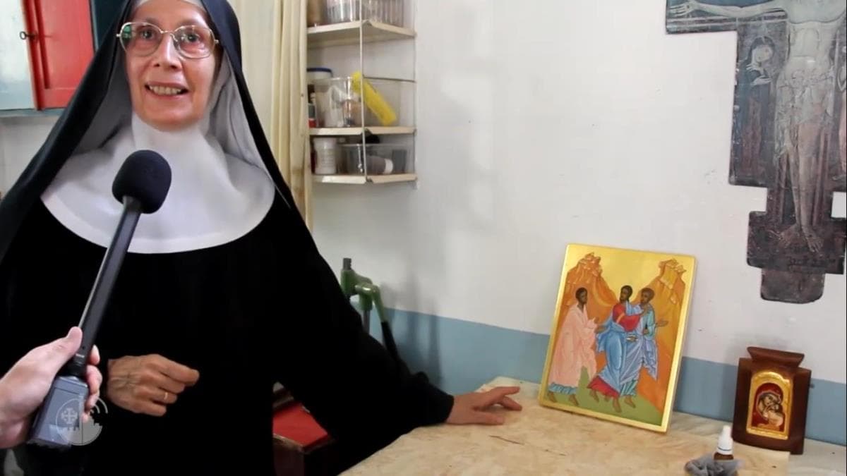 La hermana María Benedicta, con iconos.