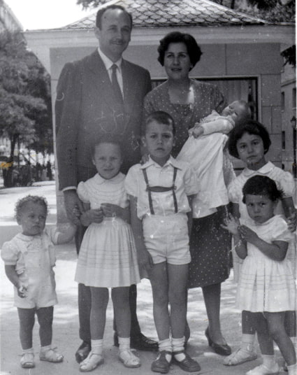 Amparo Portilla y Federico Romero con sus 6 primeros hijos
