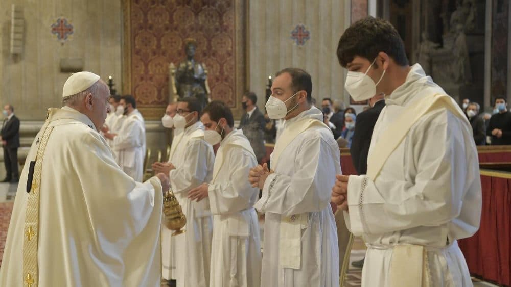 Francisco ordena sacerdotes en el Domingo de Buen Pastor de 2021, con mascarillas