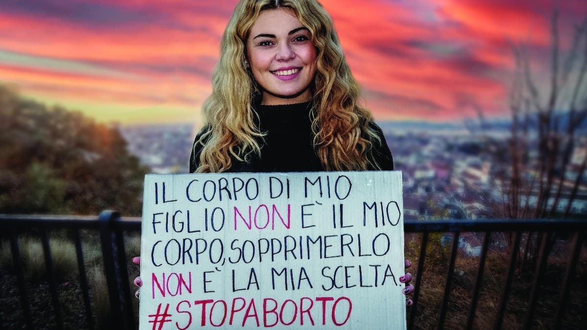 Anna Bonetti con un cartel provida.