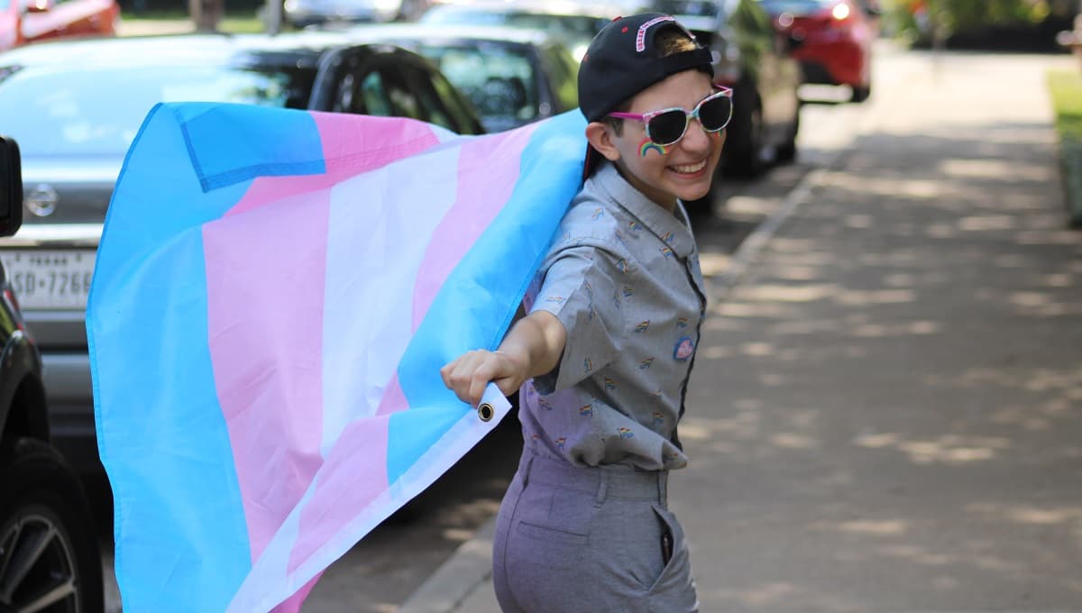Niño con bandera trans