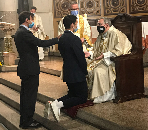 Jules, recibiendo el sacramento de la Confirmación