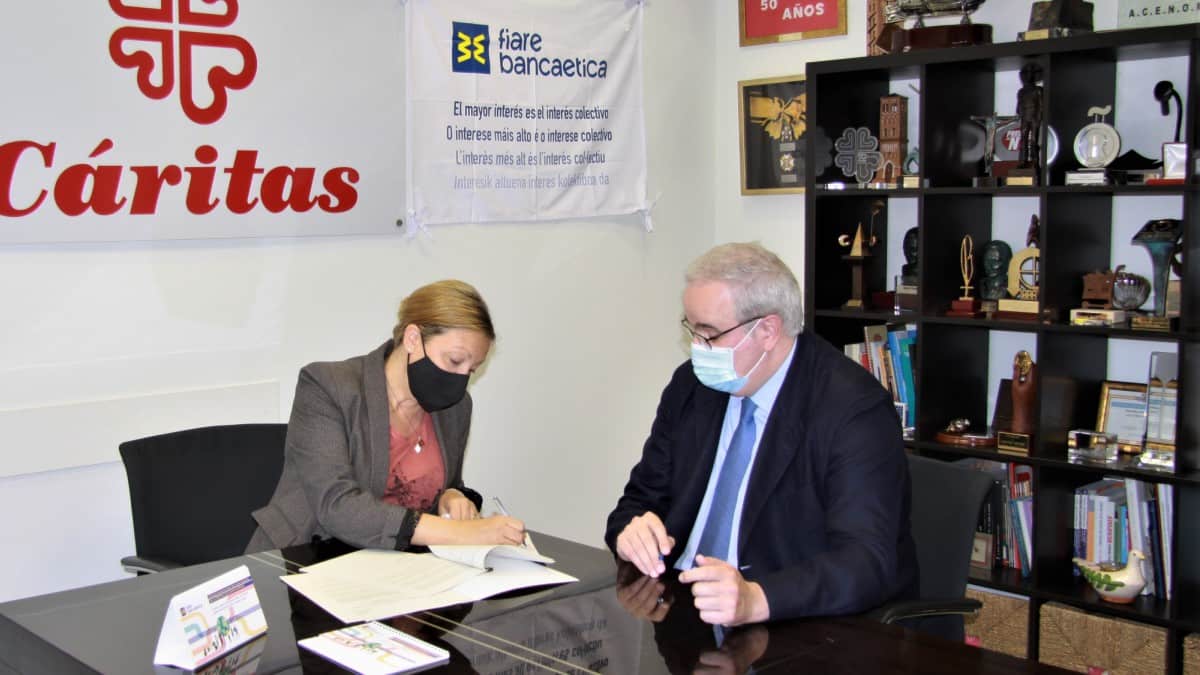 Natalia Peiro y Juan Garibi firmando convenio.