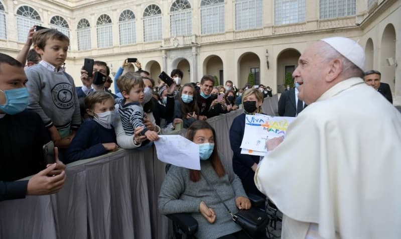 El Papa Francisco habla con varios fieles