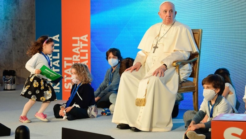 El Papa, rodeado de niños