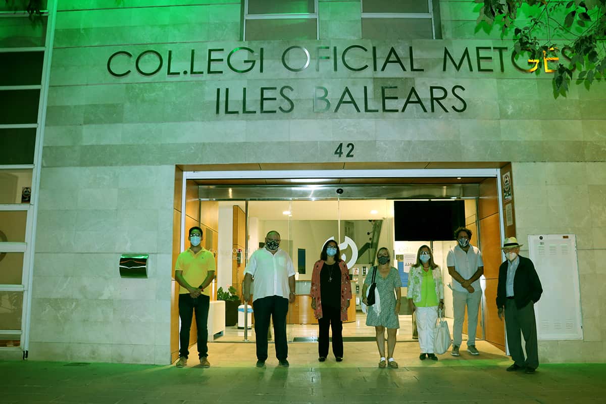Una protesta ante el Colegio Oficial de Médicos de Baleares, en el día de la artritis