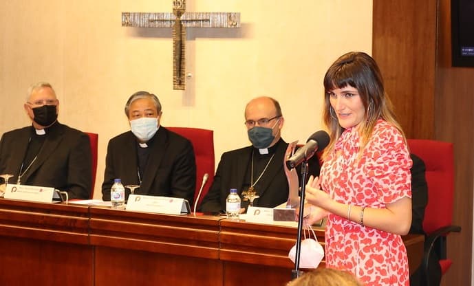 La cantante Rozalén recoge su Premio Bravo de la Conferencia Episcopal