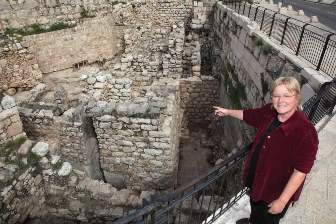 Eilat Mazar señala lo que considera que son las Murallas de Salomón