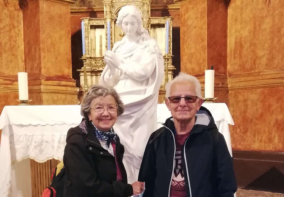 Julián Justel y Mari Carmen Vicente con la Virgen en Madre Ven