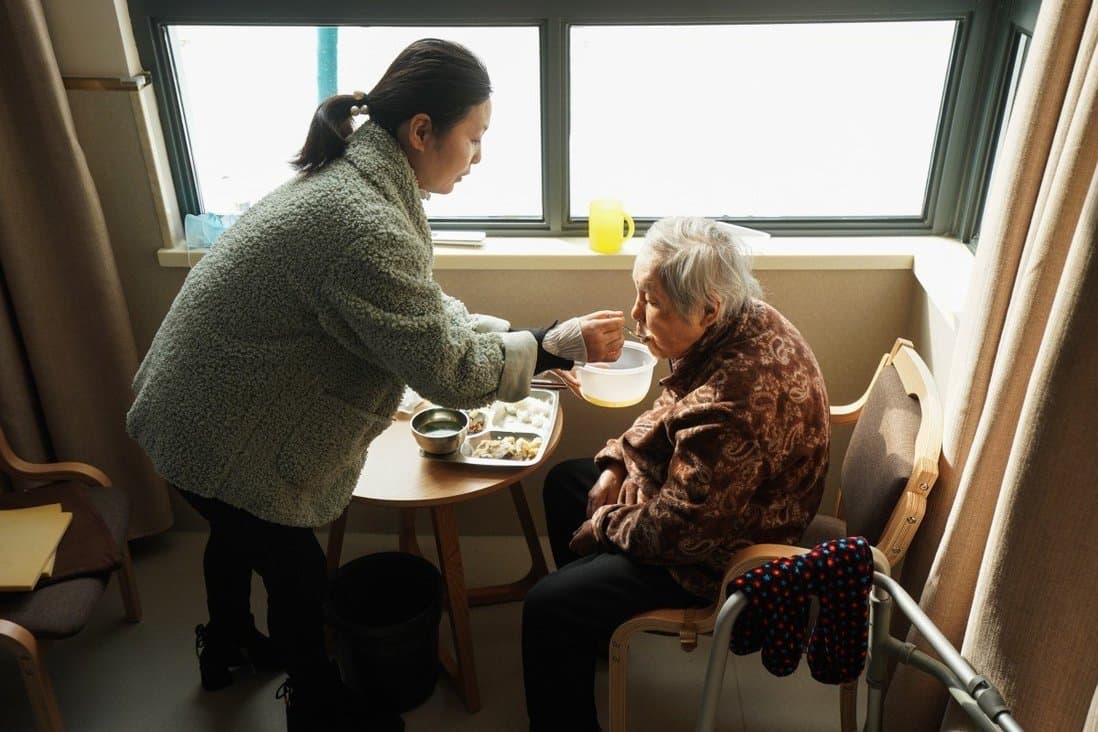 Cuidando una anciana china - foto de Xinhua