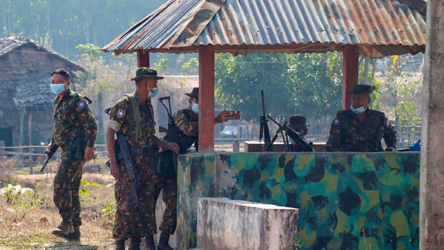 Militares birmanos. 