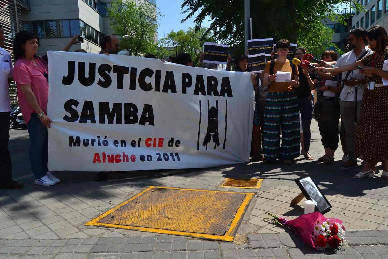 Concentración pidiendo justicia para el caso de la congoleña Samba Martine