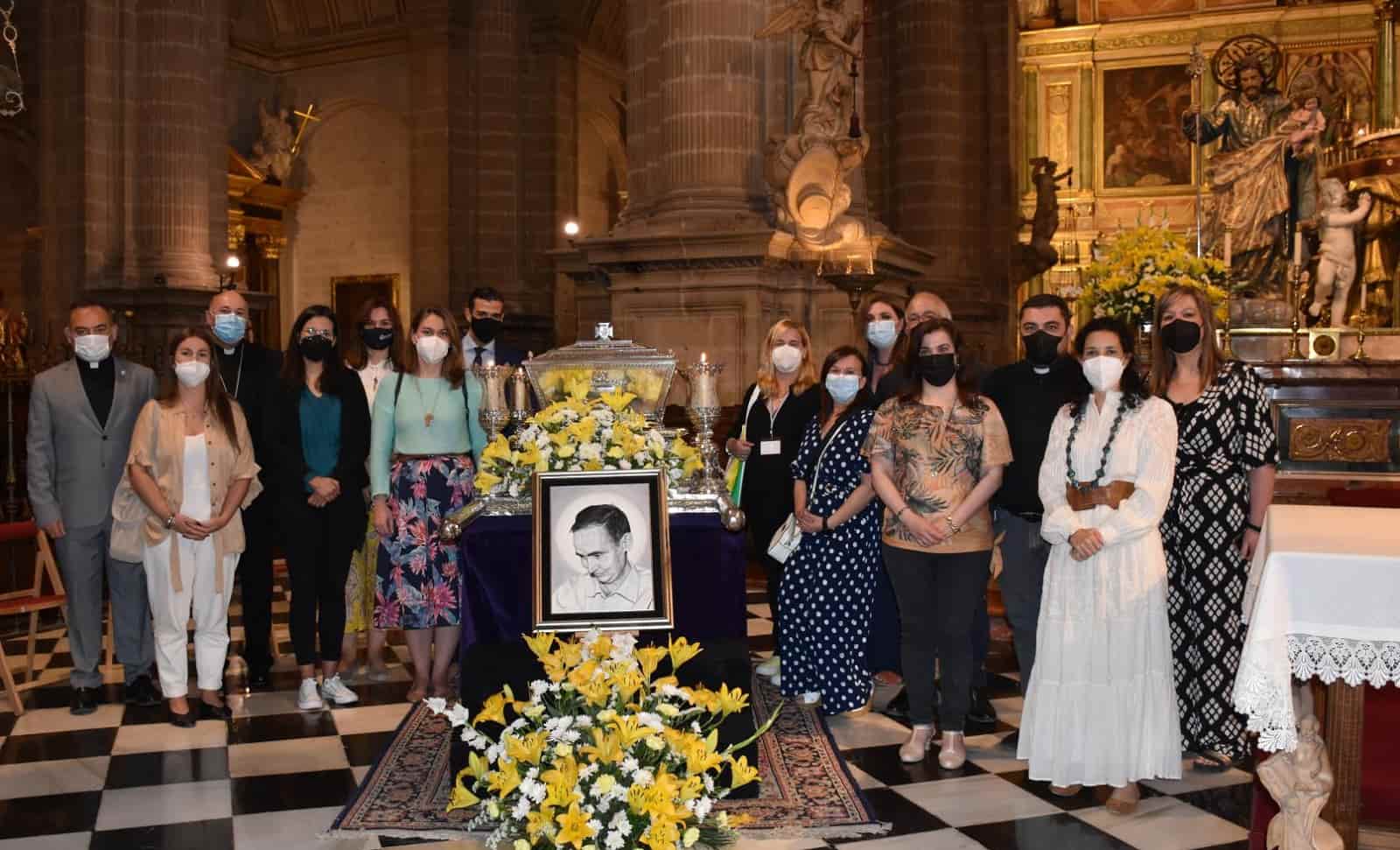 Periodistas y comunicadores en Jaén con los restos mortales del beato Lolo al cumplirse el centenario de su nacimiento