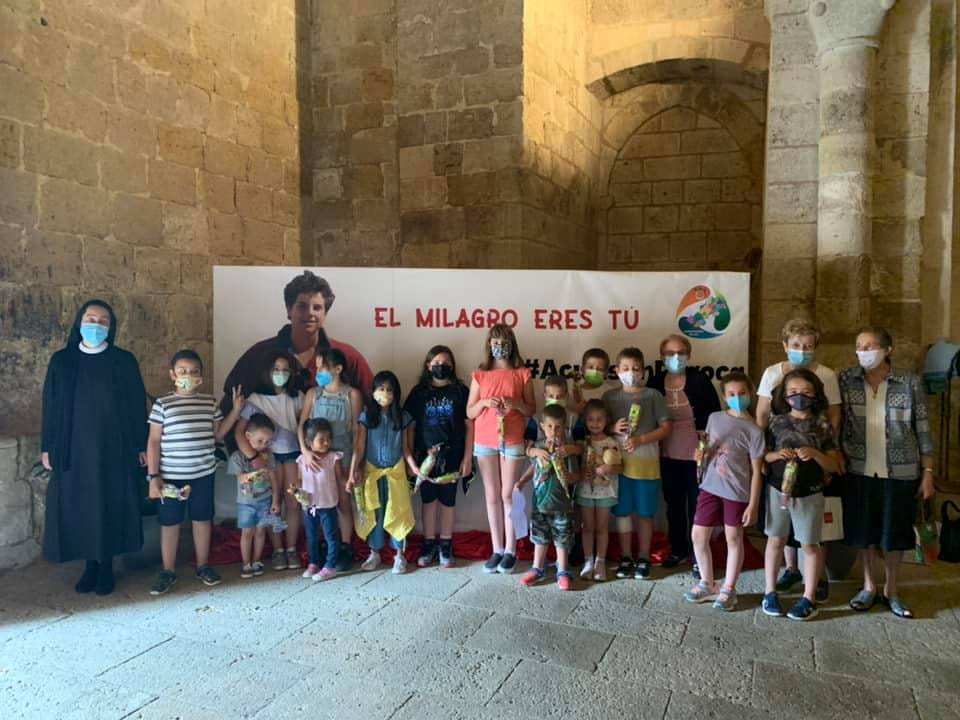Niños de catequesis visitan la exposición de milagros eucarísticos de Carlo Acutis en Daroca