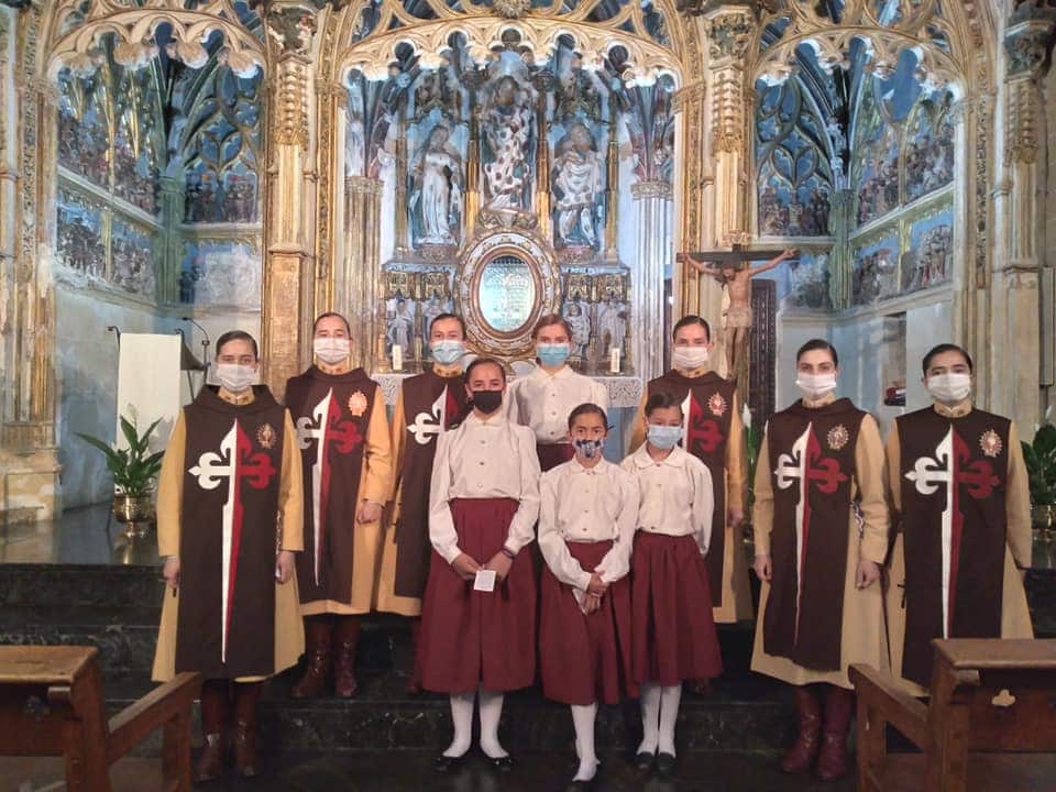 Un grupo femenino de Heraldos del Evangelio en la capilla de los Corporales en la Basílica de Daroca