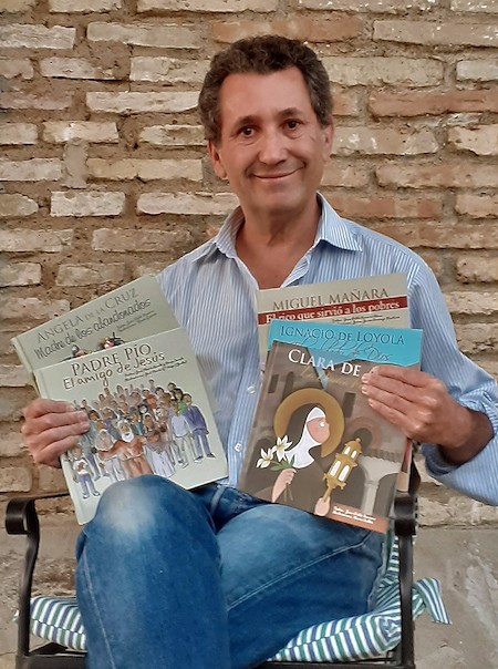 Juan Pablo Navarro, con sus libros de vidas de santos.