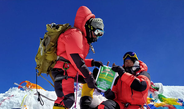 Abraham Tagit Sorang y un compañero en la cima del Everest