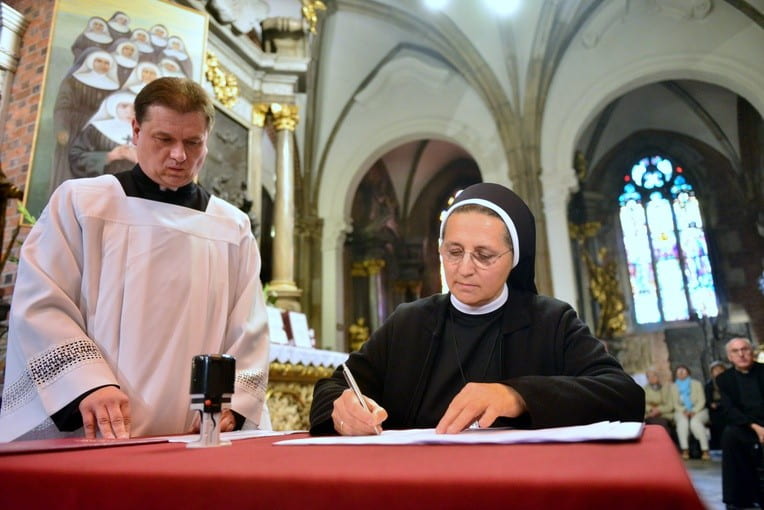 La Madre Samuela, superior mundial de las religiosas isabelinas, firma el envío de documentación a Causa de los Santos en 2015