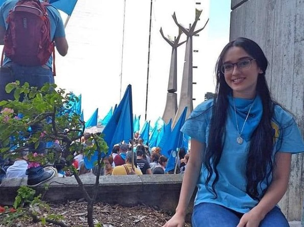 Mariana en una manifestación provida con el color azul celeste
