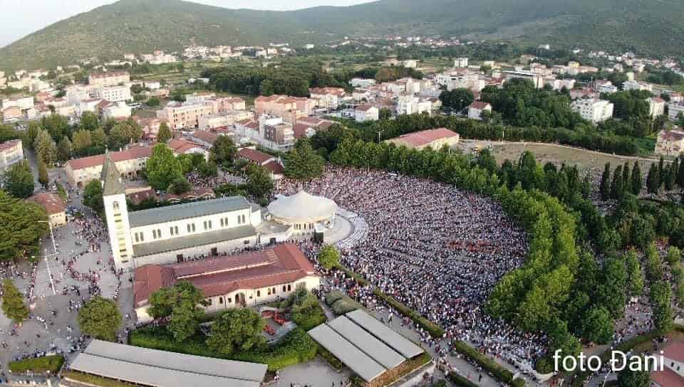 Miles de fieles en Medjugorje en el 40 aniversario