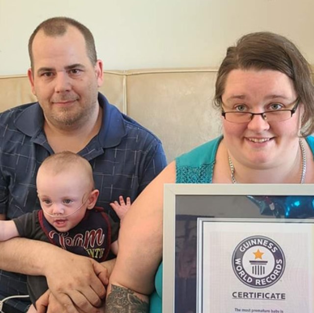 Los padres Rick y Beth Hutchinson, junto con Richard y el certificado que reconoce a su hijo como el más prematuro registrado hasta la fecha.
